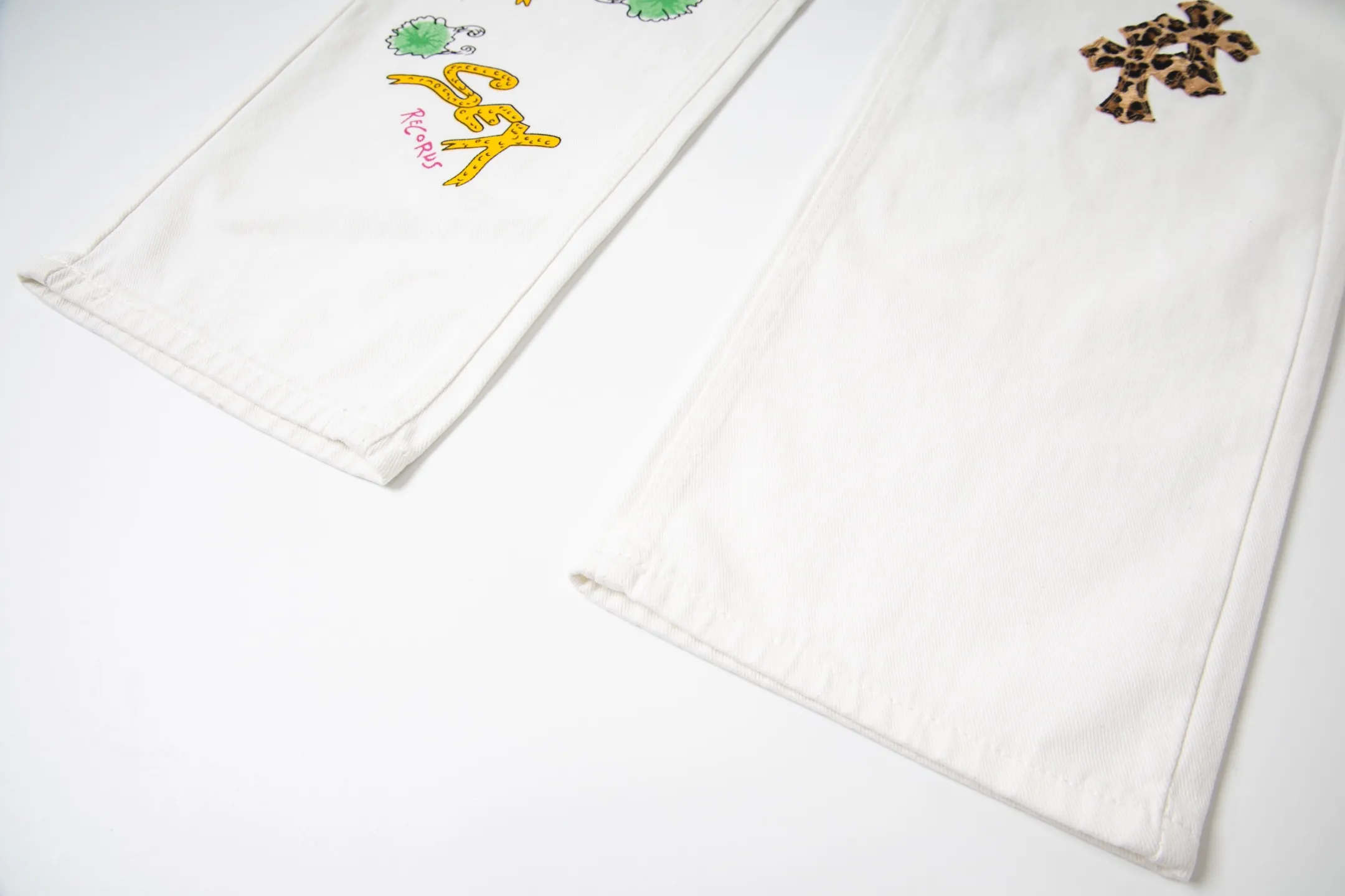 P220 Chrome Hearts & Chrome Hearts high-street jeans with leopard print and vintage graffiti paintings on a white background. Chrome Hearts are the most popular pants in color. Made of beaded canvas fabric, heavy washing makes the upper body of the fabric more textured and the pants are tall and straight! The three-dimensional cutting of the whole trousers is a masterpiece! The hardware is customized by zp. The beaded canvas fabric is thick and soft after being washed. It has good breathability. Customized small leather label. Unique design. The details are simple and elegant, and the workmanship is exquisite. The whole trousers are neatly routed and the details are in place! Trendy people have been disappointed. From the quality selection of fabrics, the tailoring of details, and the matching of patterns, everything is impeccable! The upper body is so handsome when worn...it can be easily worn by men, women and children! The craftsmanship is made of heavy-duty washed pure cotton denim fabric. After washing, it is soft and thick. It is very stylish when worn on the body. Style number: 1782# Color: white Size: 28 30 32 34 (S-XL)